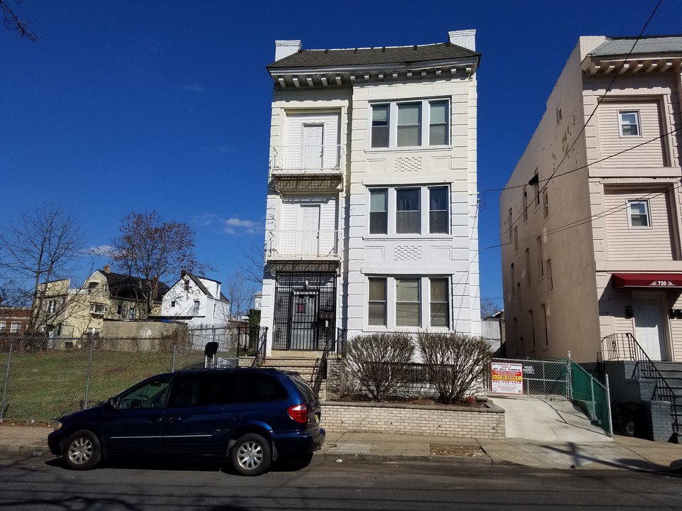 716 S 15th St in Newark, NJ - Building Photo