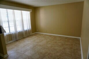 317 E Langley Blvd in Universal City, TX - Building Photo