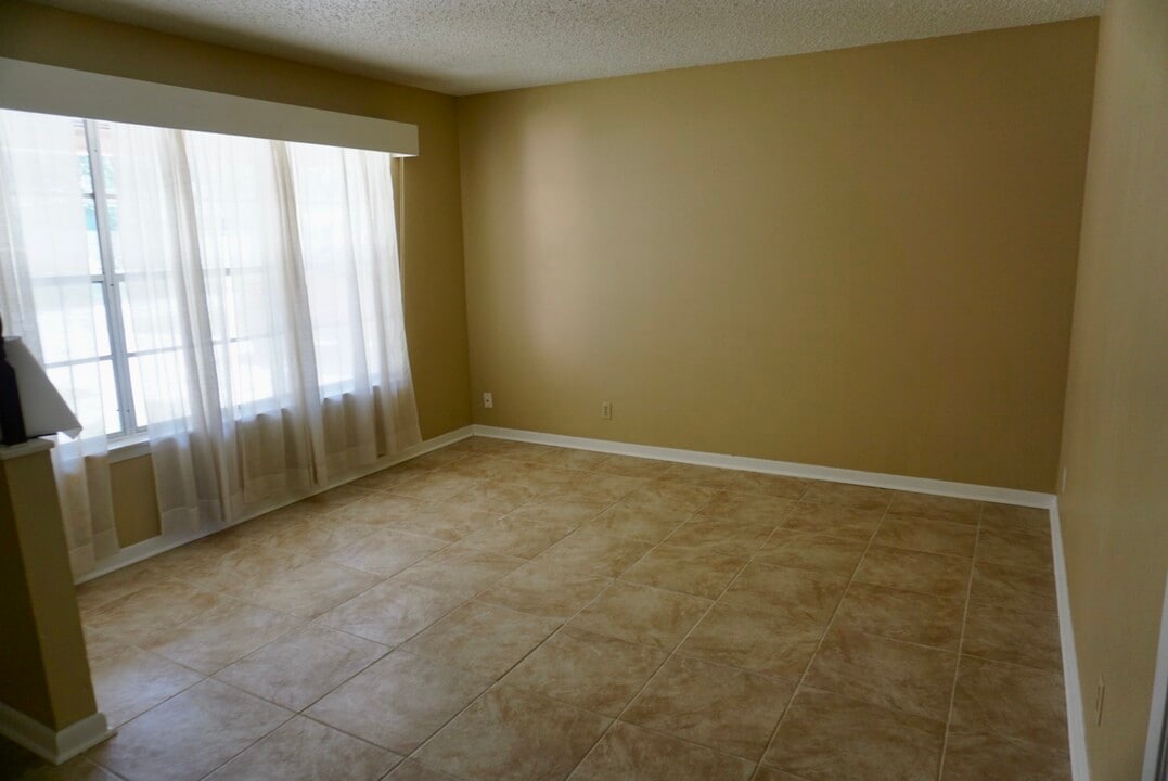 317 E Langley Blvd in Universal City, TX - Building Photo