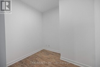 327-327 King St W in Toronto, ON - Building Photo - Building Photo