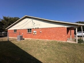 1909 Starling Ct in Cleburne, TX - Building Photo - Building Photo
