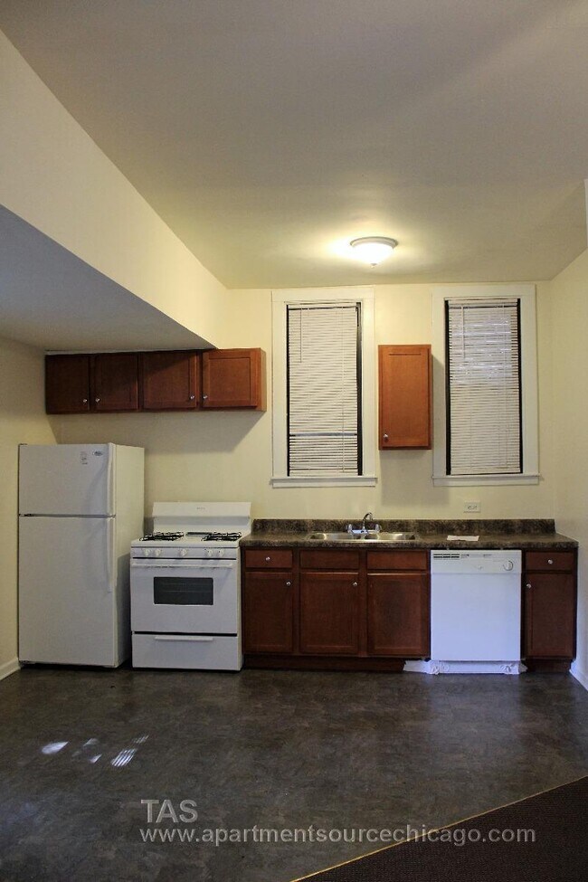 2254 N Southport Ave, Unit 1 in Chicago, IL - Building Photo - Building Photo
