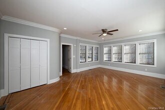 576 Scranton Ave in Lynbrook, NY - Building Photo - Building Photo