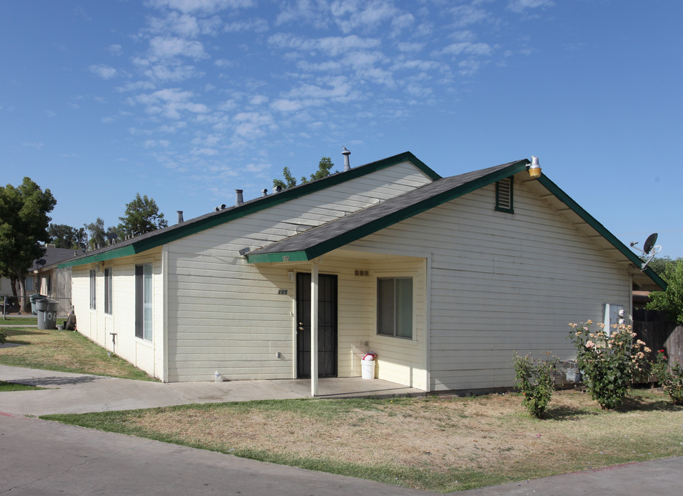 1452 S College Ln in Dinuba, CA - Foto de edificio