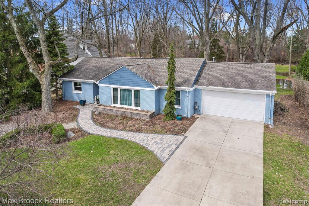 2905 W Hickory Grove Rd in Bloomfield Township, MI - Building Photo