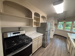 364 W Selmar Ct in Roseburg, OR - Building Photo - Building Photo