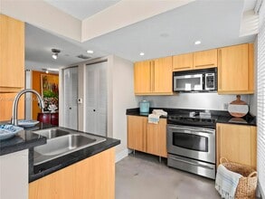 7600 Collins Ave in Miami Beach, FL - Building Photo - Building Photo