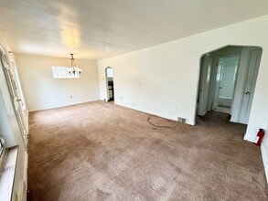 1220 Colonial Ln in Bethel Park, PA - Building Photo - Building Photo