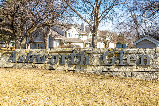 Villas of Ashworth Glen in West Des Moines, IA - Foto de edificio - Building Photo