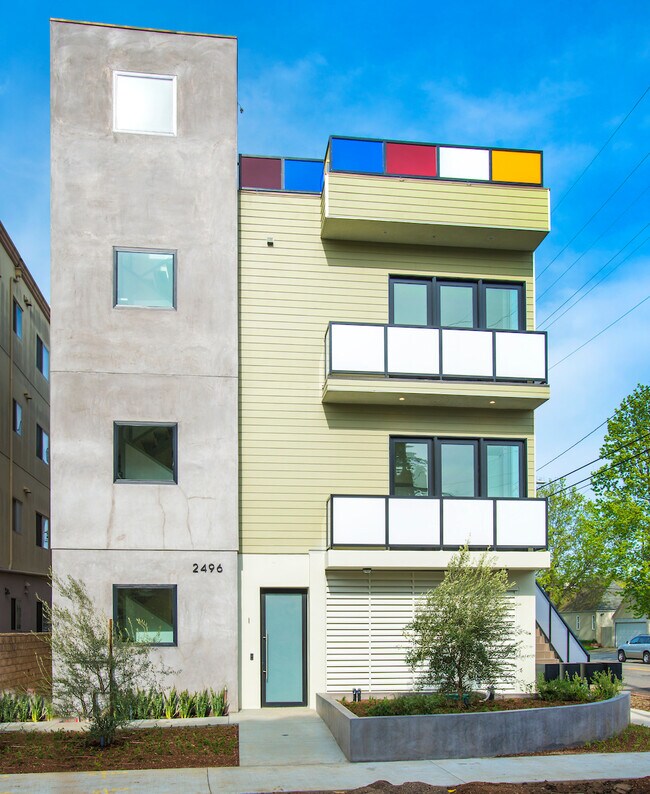 2496 S CENTINELA Ave in Los Angeles, CA - Foto de edificio - Building Photo