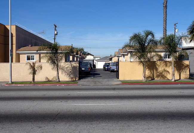 11039 Hawthorne Blvd in Inglewood, CA - Building Photo - Building Photo