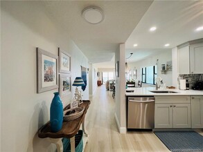 9400 S Ocean Dr in Jensen Beach, FL - Foto de edificio - Building Photo