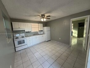 450 NW 43rd Pl in Miami, FL - Building Photo - Building Photo