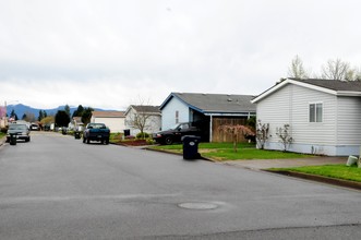 The Meadow on Pitney Pond in Junction City, OR - Building Photo - Building Photo