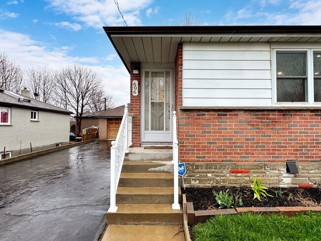 606 Shakespeare Av in Oshawa, ON - Building Photo - Building Photo