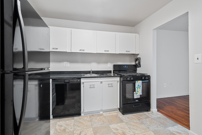 London House Apartments in Baltimore, MD - Building Photo - Building Photo