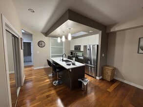 1008 Tillicum Rd in Victoria, BC - Building Photo - Building Photo