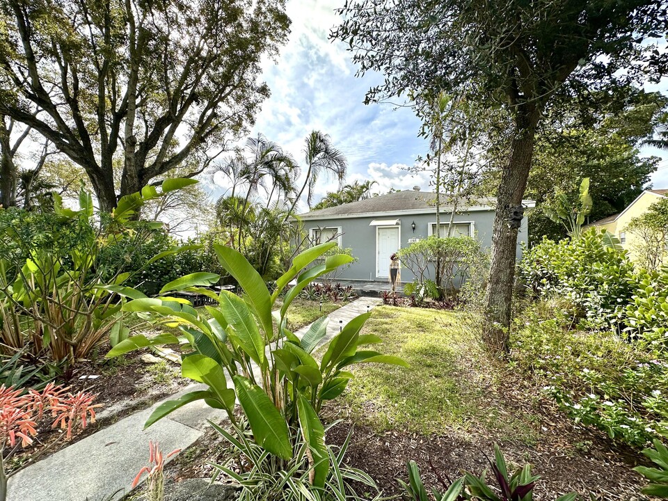 1147 15th Ave N in Lake Worth, FL - Building Photo