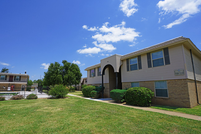 Reeds Landing Apartments in Edmond, OK - Building Photo - Building Photo