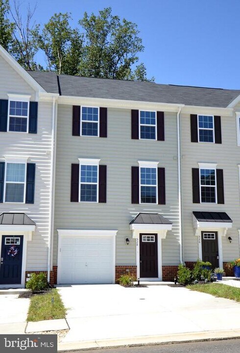 528 Landing Dr in Fredericksburg, VA - Building Photo