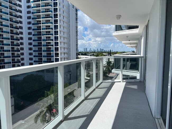 2401 Collins Ave, Unit 803 in Miami Beach, FL - Building Photo - Building Photo