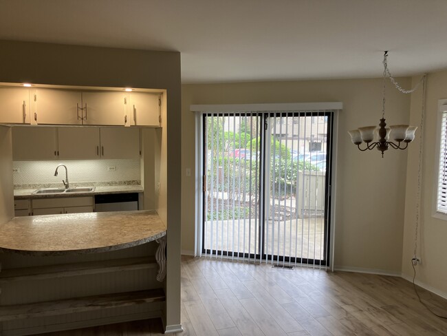 1860 W Highland Ave, Unit G-103 in Elgin, IL - Foto de edificio - Building Photo