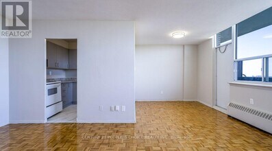 30 Gilder Dr in Toronto, ON - Building Photo - Building Photo