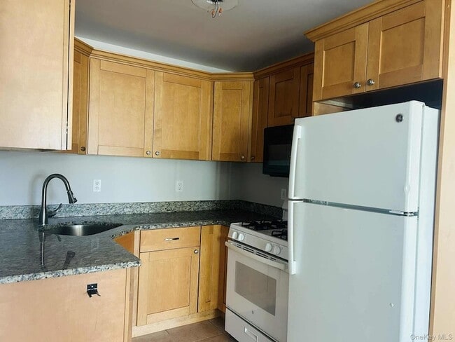 16 Schneider Ave, Unit 3 in Highland Falls, NY - Foto de edificio - Building Photo