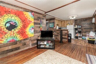 102 3rd St in Ft. Myers, FL - Foto de edificio - Building Photo