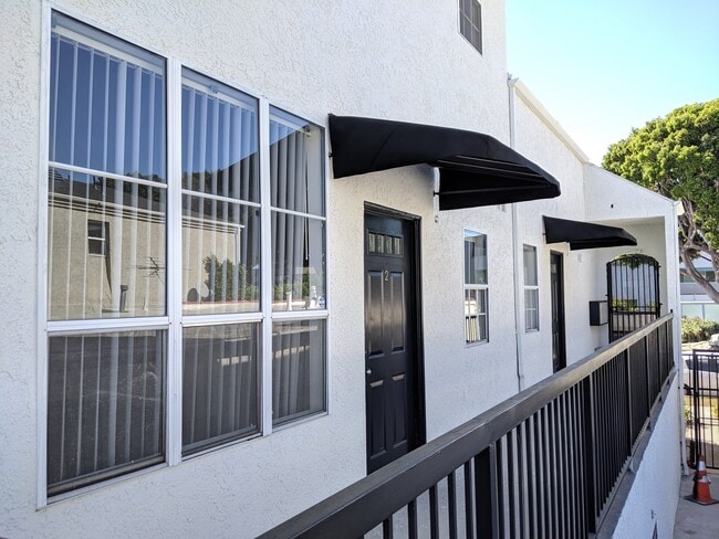 2452 S Centinela Ave, Unit 2 in Los Angeles, CA - Foto de edificio - Building Photo