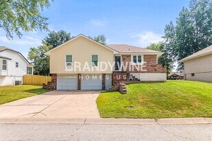 19215 E 13 St N in Independence, MO - Building Photo