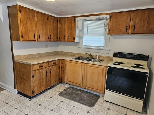 602 E Long Ave, Unit Apt 2 in New Castle, PA - Building Photo - Building Photo