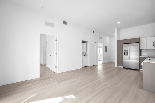 Hallandale City Center in Hallandale Beach, FL - Foto de edificio - Building Photo