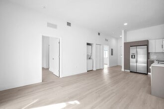 Hallandale City Center in Hallandale Beach, FL - Foto de edificio - Building Photo