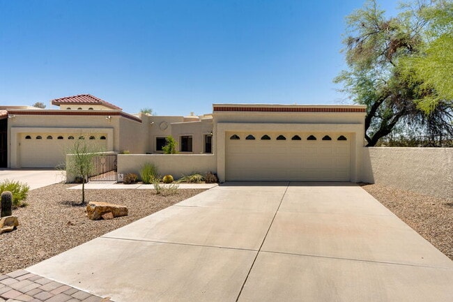 9949 N Calle Loma Linda in Tucson, AZ - Foto de edificio - Building Photo