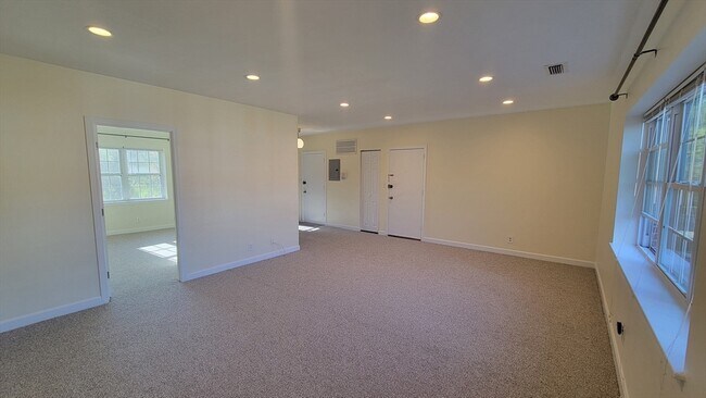 26 Lake Shore Ct, Unit #26-3 in Boston, MA - Building Photo - Building Photo