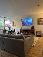 201 E Chestnut St, Unit 4d in Chicago, IL - Building Photo - Building Photo