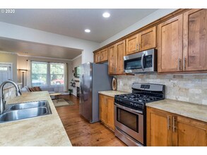 10528 NE Gateway St in Hillsboro, OR - Foto de edificio - Building Photo