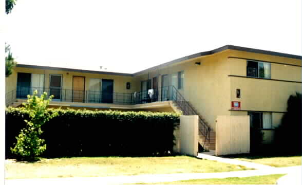 1826 W Crestwood Ln in Anaheim, CA - Foto de edificio - Building Photo