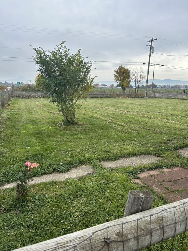 11505 Table Rock Rd in Central Point, OR - Building Photo - Building Photo