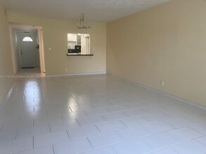 611 S Hollybrook Dr in Pembroke Pines, FL - Building Photo - Building Photo