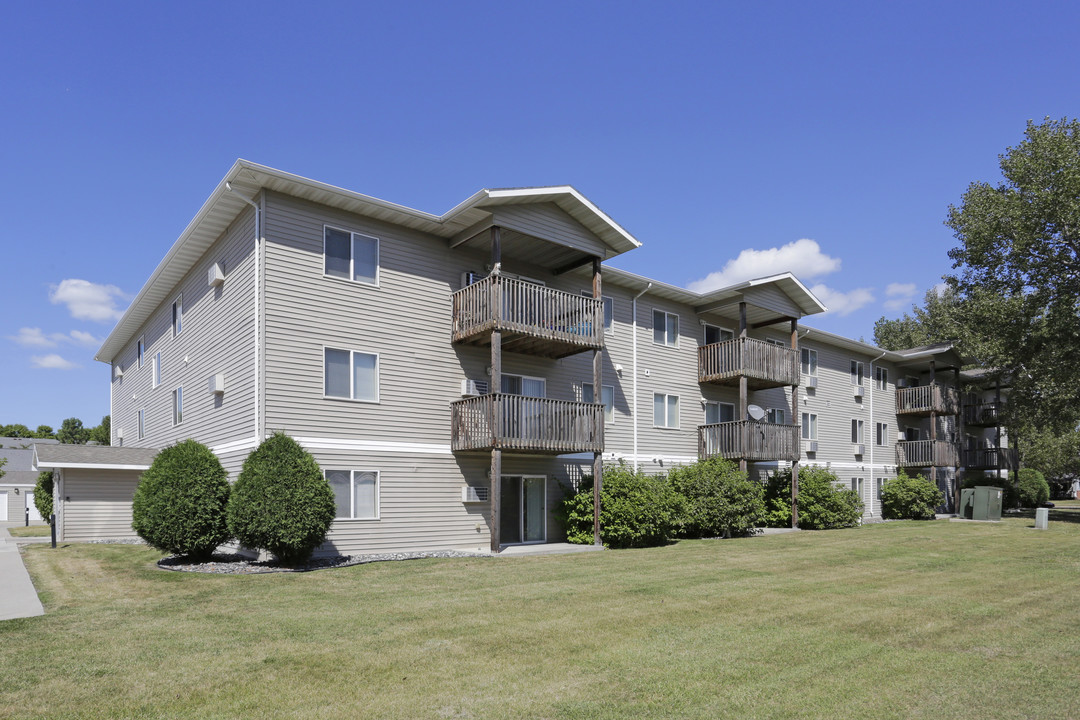 Campus Place 8 Apartments in Grand Forks, ND - Building Photo