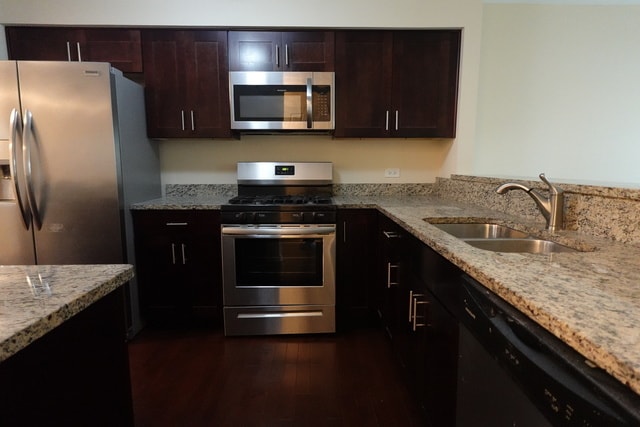 1070 Woodhill Ct in Elgin, IL - Foto de edificio - Building Photo