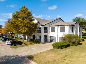 LADERA APARTMENTS in Dallas, TX - Foto de edificio - Building Photo