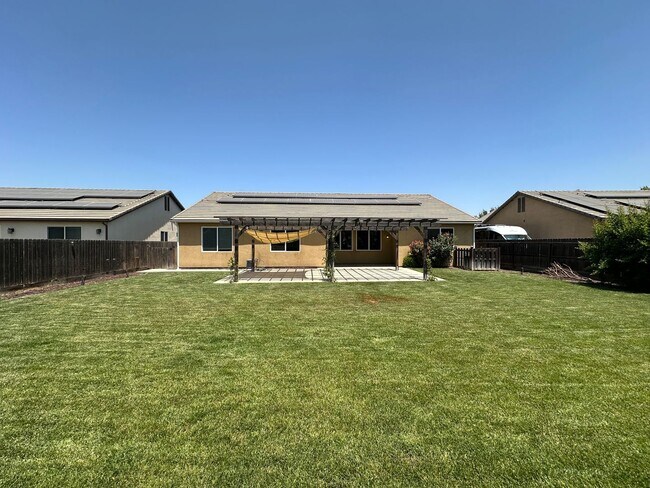 3517 W Sunnyview Ave in Visalia, CA - Building Photo - Building Photo