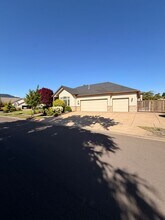 2545 Walnut Ridge Dr in Springfield, OR - Building Photo - Building Photo