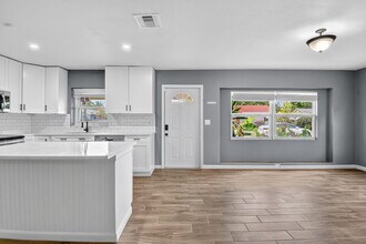 1249 18th Ave N in Lake Worth Beach, FL - Building Photo - Building Photo