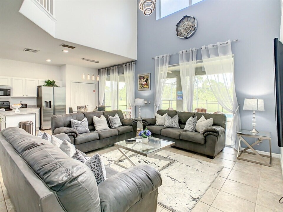 8627 La Isla Dr in Kissimmee, FL - Foto de edificio