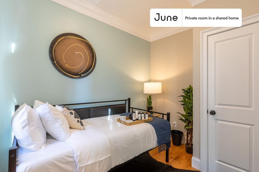 Private bedroom in 3 bed/1 bath Home in Boston, MA - Building Photo