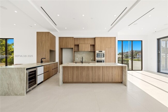 property at 2050 S Hibiscus Dr